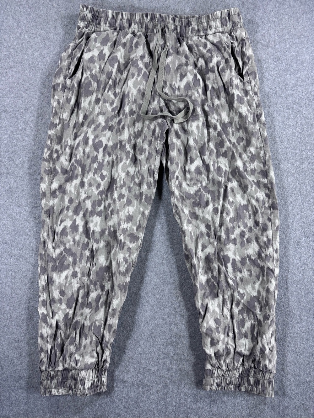 cloth & stone Women’s Taupe and Charcoal Camouflage Joggers